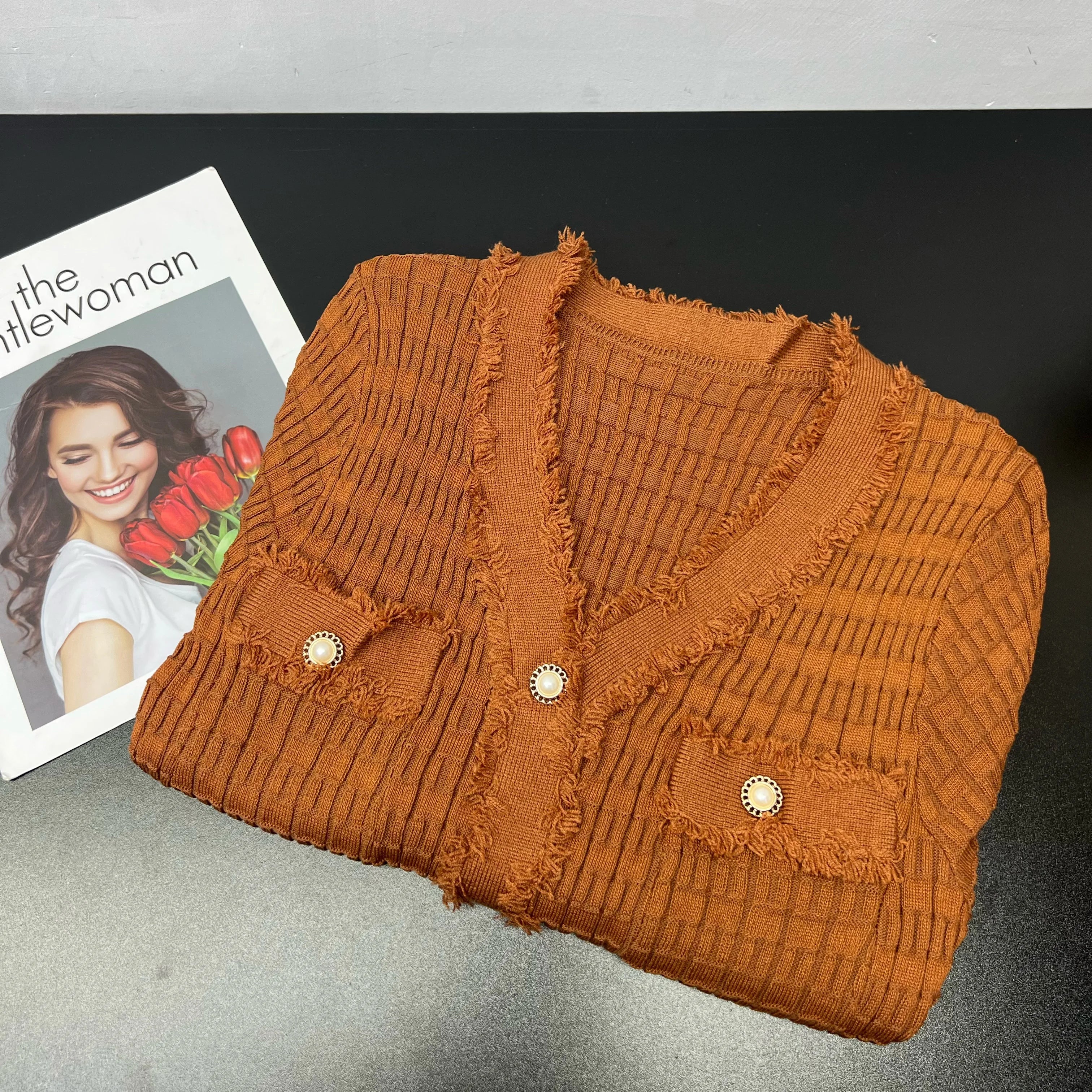 YuooMuoo 2026 Nouvelle Arrivée Femmes Tricoté Longue Robe Élégante Col En V Simple Brein Fendu Pull Robe Bureau Dame Vestidos