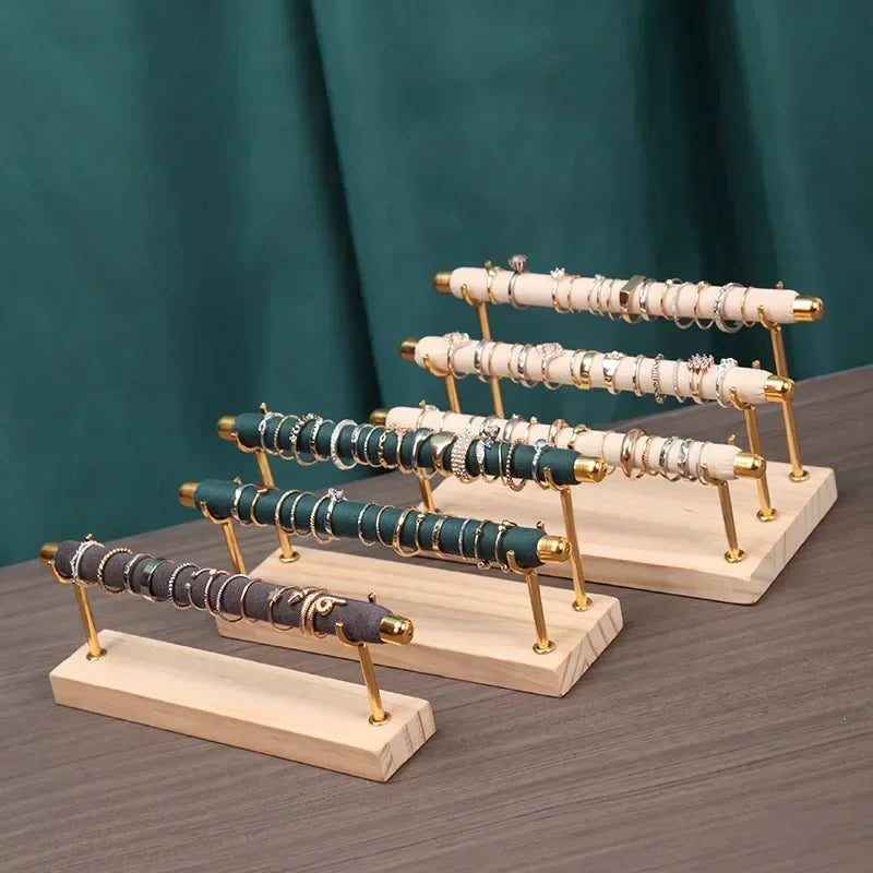Présentoir à bagues multicouches à base en bois massif avec support de bague en bâton en éponge métallique amovible pour l’organisation du stockage des bijoux