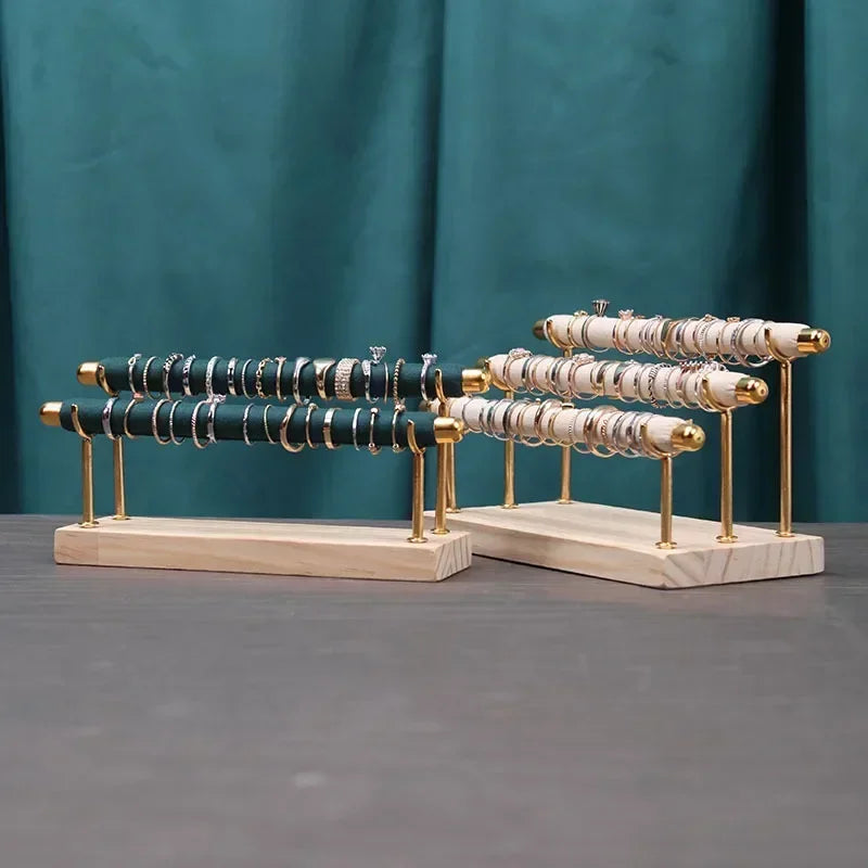 Présentoir à bagues multicouches à base en bois massif avec support de bague en bâton en éponge métallique amovible pour l’organisation du stockage des bijoux